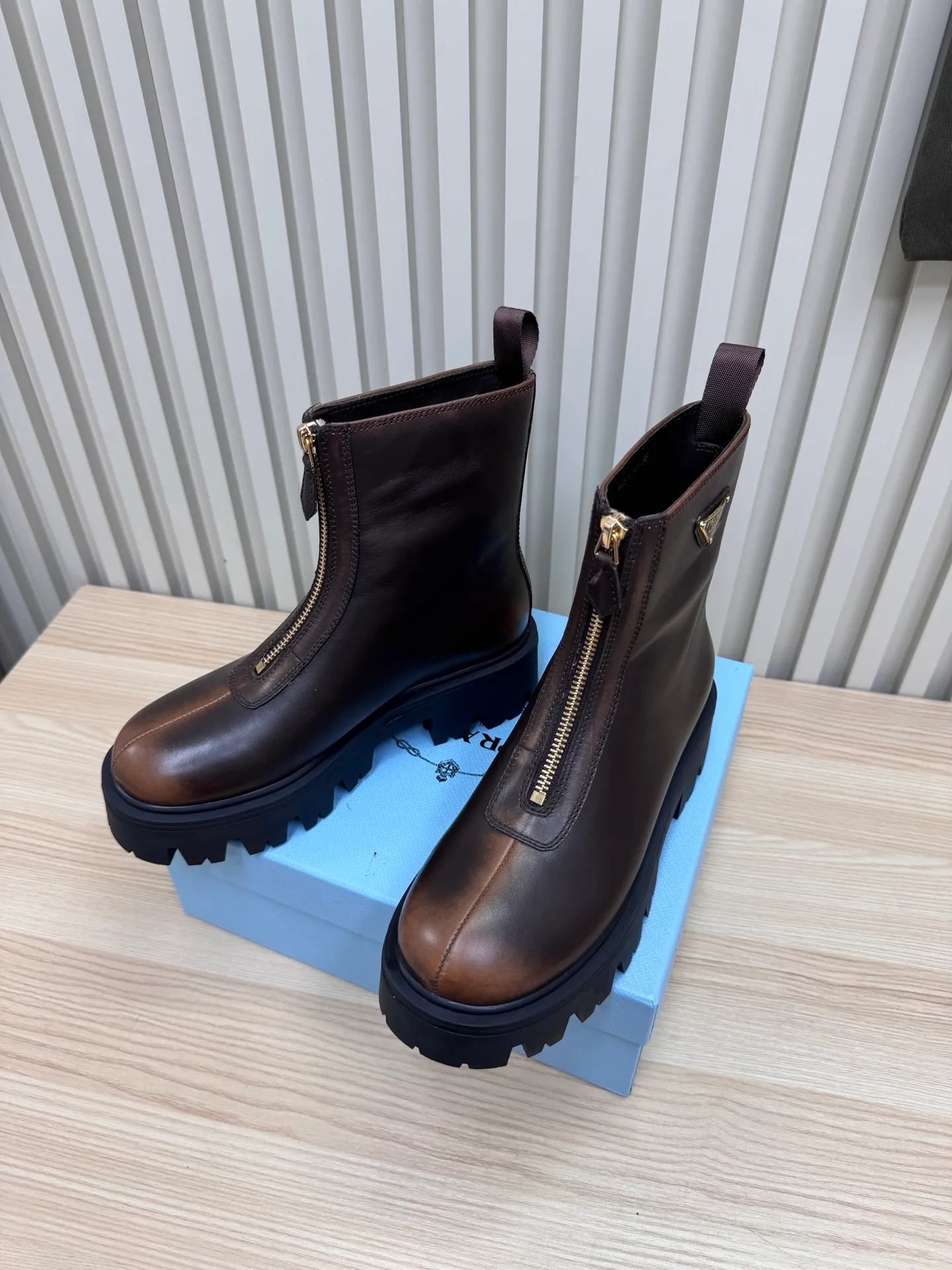 👟👟Ex-factory price 680👟👟 Prada / Prada couple's Martin boots are here, comfortable and elegant to wear. The original molded outsole of the counter is 1:1 replica. It is made of non-slip and wear-resistant imported TPU tin mold vacuum outsole. Tank-shaped thick sole. Fabric: imported anti-explosion cowhide. Lining: imported mixed sheepskin lining. Sheepskin foot pads. Outsole: tin molded beef tendon sole. Code number: 35-41 (42 customized)
